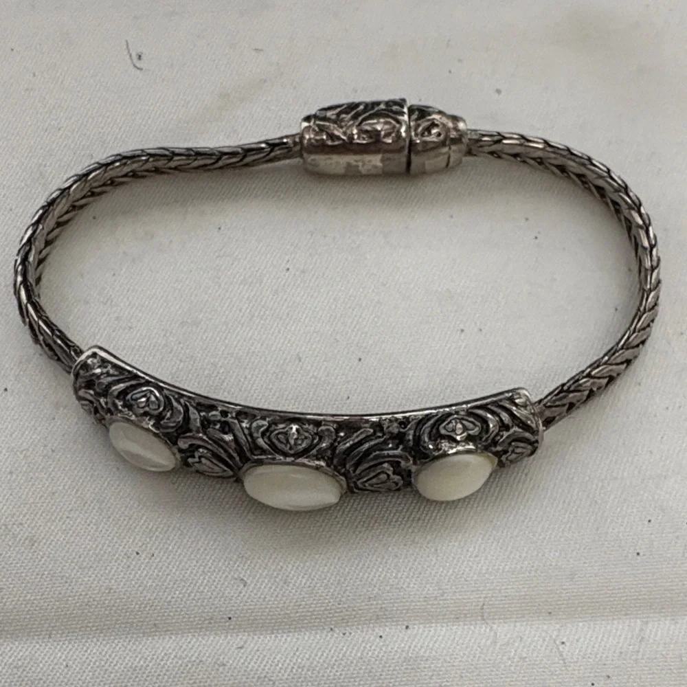 Premier Designs Retired Silver Necklace Set with Cream Accents - Picture 5 of 10